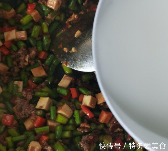  牛肉|牛肉末炒蒜薹，超下饭的一道菜，当然喝粥也是绝配