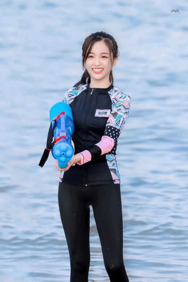  美白|吴宣仪海边录制节目，自带美白效果，“抗黑体质”赢了！