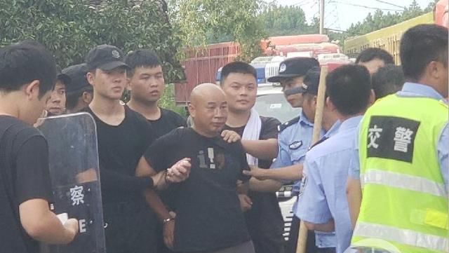  曾春亮|5天杀3人的嫌犯落网了，村民们笑了：又可以跳广场舞了！