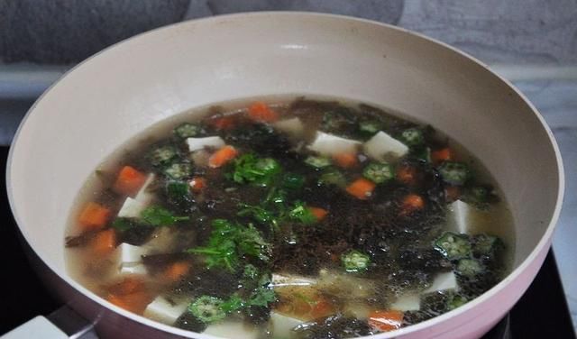 不用|它所含的钙质与牛奶相当,更易被吸收,做成汤,不用淀粉也滑溜