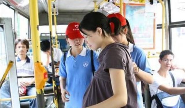 不已|老人嘲讽孕妇“不该坐公交”，小学生的几句话，让他羞愧不已