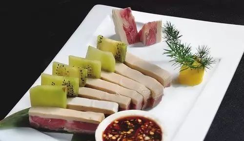  美食|精选美食: 酸豆角排骨、红烧牛肚皮、跳汁千层蹄、江南荠菜粉皮的做法