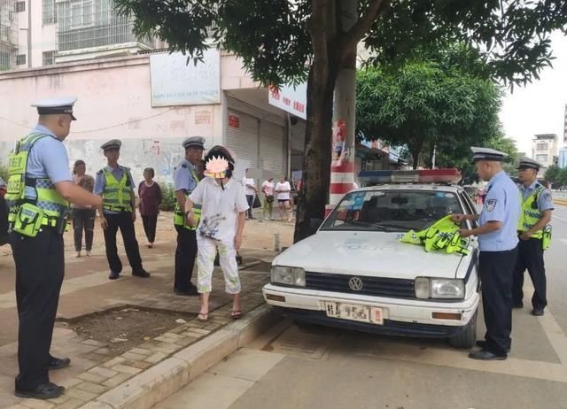  驾驶|南宁一女子无证驾驶摩托车，车辆被暂扣后还胡搅蛮缠