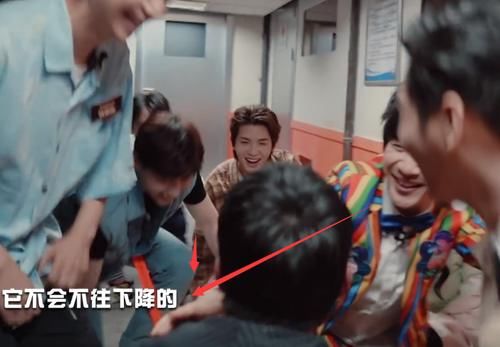  本能|何炅误触机关陷僵局，大张伟本能反应暴露人品，跪下认真的吗？