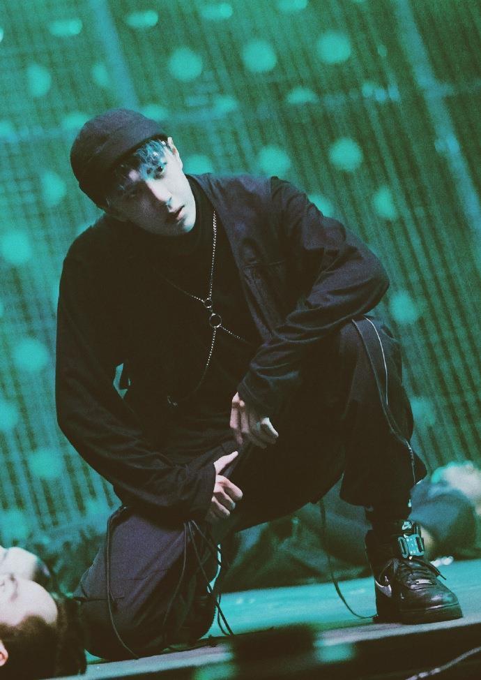 专业|专业舞者直夸厉害!王一博在《这就是街舞》里的表现燃爆了