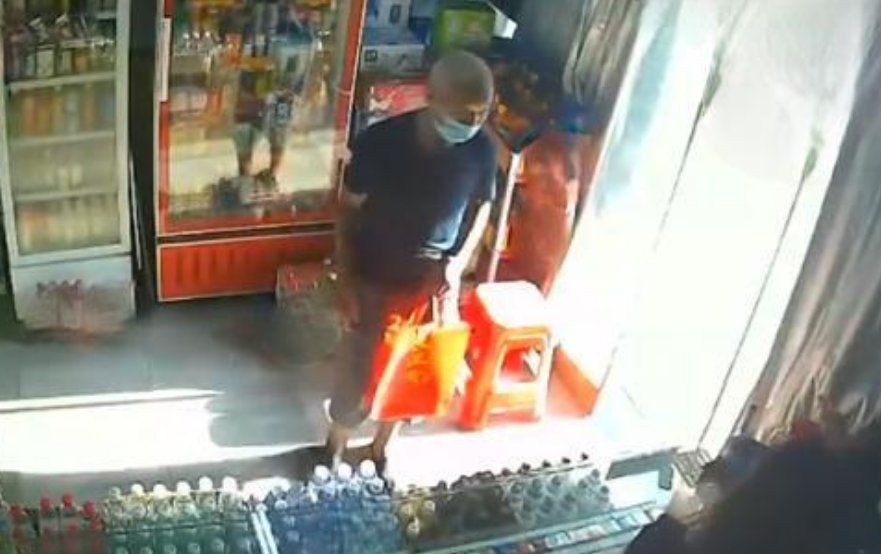 傻了眼|小卖部查出“假烟”遭罚，店家调监控一看傻了眼：同行偷放的