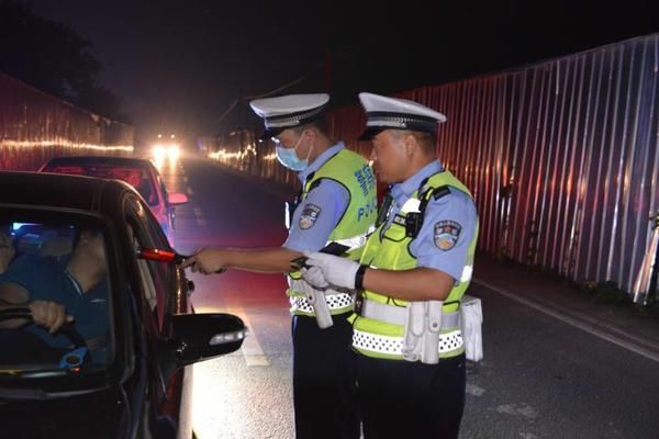  一连|新密交警开展夜晚清查，一连查处7名酒驾