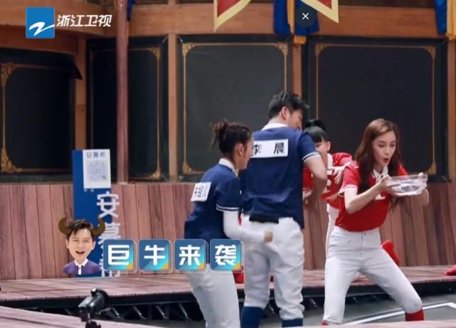  跑男|休息室突然熄灯，有谁注意baby和郑恺的小动作，私下关系一目了然