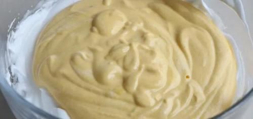  松软|平底锅玉米面煎饼，不用油也松软，撒把葡萄干更有嚼劲