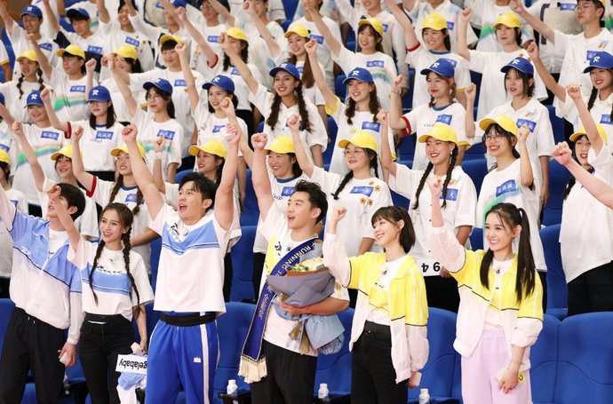 祝贺|《奔跑吧》第100期,郑恺获得唯一全勤奖,爱妻藏着肚子祝贺他