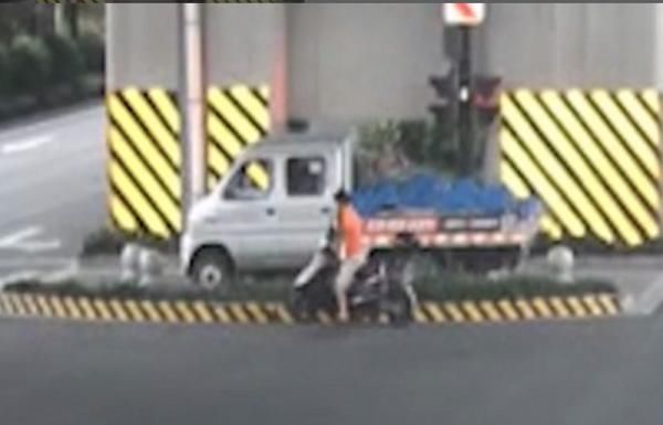 电动车|男子偷了一个瓜 没吃上还被拘了5天