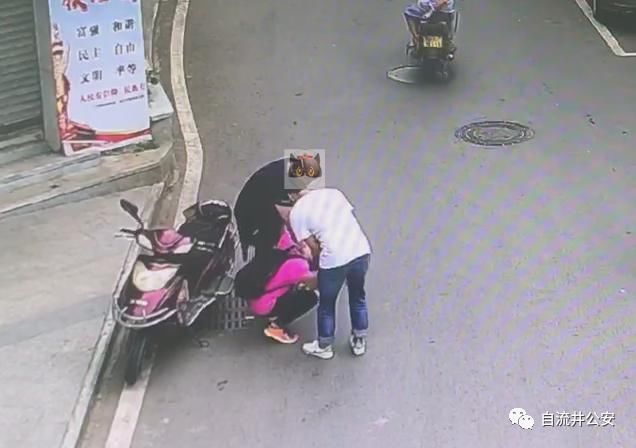 全过程|就是他！监控拍下灯杆坝一男子路边盗窃全过程！