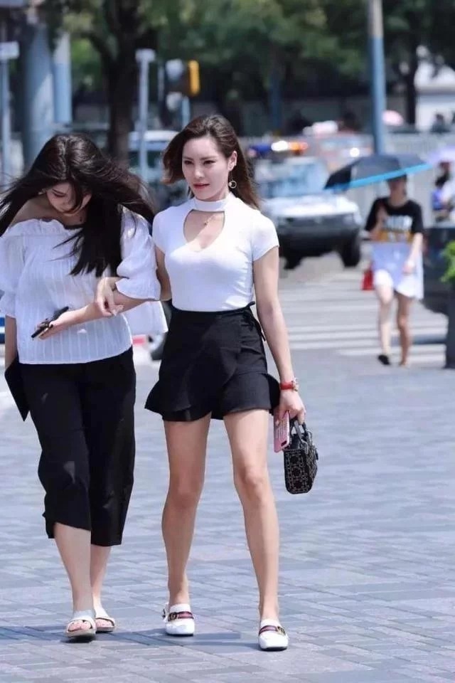 喜欢|街拍:一字肩上衣搭配牛仔短裤,小美女格外的优雅,越看越喜欢