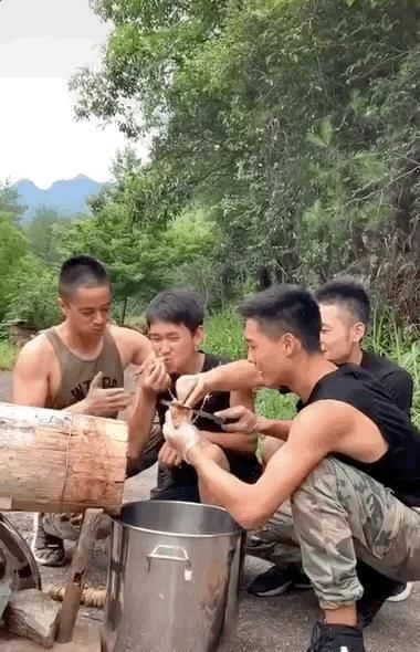  奶奶|那些从大城市消失的年轻人，躲进了深山拍抖音。