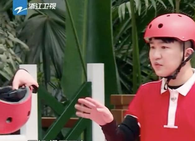  虚弱|张大大玩游戏装虚弱，对宋祖儿黄龄乱动手，《跑男》导演都急眼了