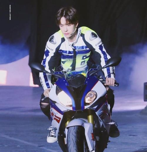  失误|素人舞者靠失误，夺走节目高光时刻，无奈王一博表情成最大亮点