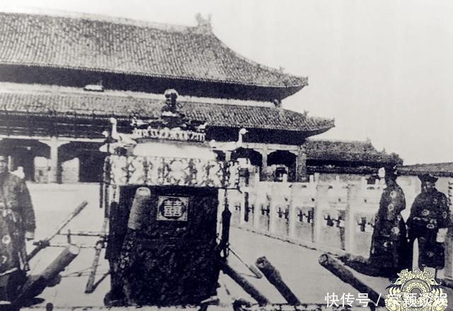 再现|老照片再现末代皇帝溥仪的大婚场景：军警现场护卫，轿子略显寒酸