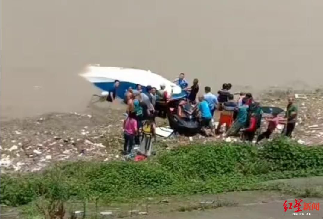 五通桥区|四川乐山一游艇翻覆,4人被困后获救 相关部门:艇只擅自驶入航道