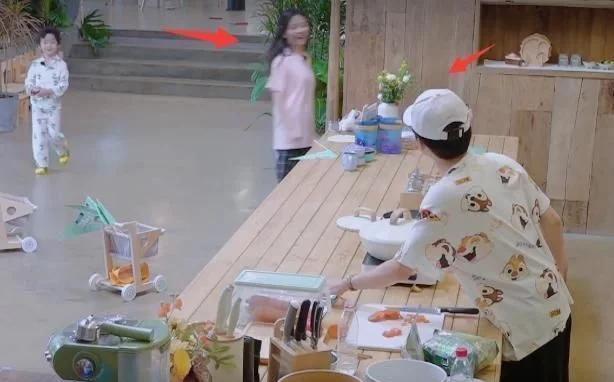 郑爽|别人早起都给小孩做饭,郑爽在做啥?当场看懵导演