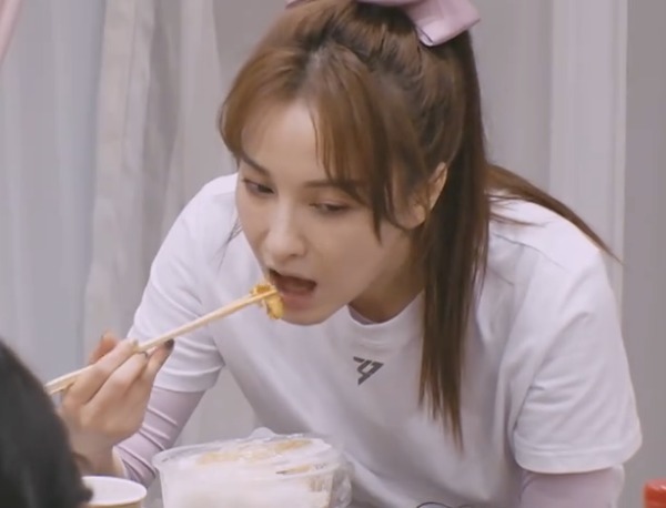  带头|张雨绮黄圣依带头搞特殊，节目组单独准备饭菜！吴昕却一口不敢尝