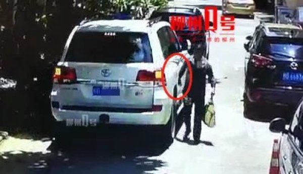  同伙|柳州街头有“拎包男”出没做这事，遇到他和同伙快报警