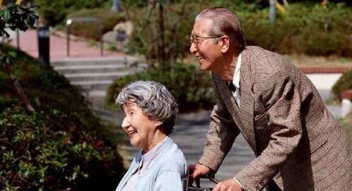 老伴去世|“假孝顺”成流行风气，子女的这些行为看似孝顺，其实很自私！