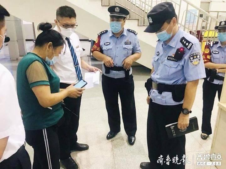  粗心|粗心！女子打车遗忘挎包，暖心！警民接力帮助找回