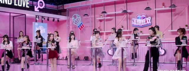  直播|落地成双：呆萌女帝属性暴露无遗，偏爱八块腹肌的小哥哥