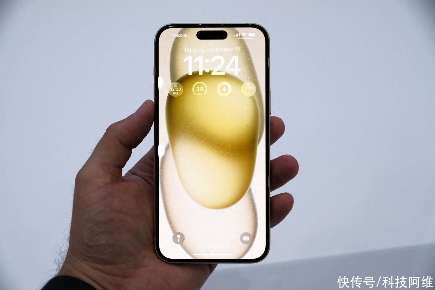 苹果怎么了？iPhone15上市售价破发，对比华为Mate60差距明显