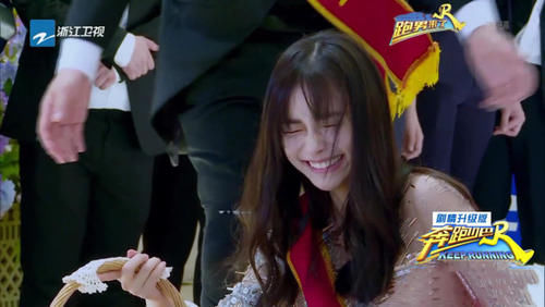  本性|Baby走T台不慎摔倒，邓超脱口而出6个字，意外暴露了本性