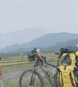  爸爸|94年单亲爸爸带女儿骑行拉萨惹争议，71天走了4139公里：“宝贝，我想送你星辰和大海！”