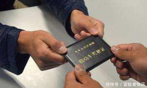 拦下|史上最快的注销驾照刚到手不到10分钟,上路就被交警拦下扣车