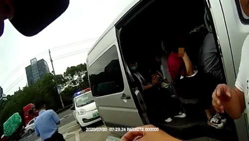  金山|金山这个司机做了啥，连警察蜀黍都惊呆了！