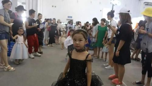  父母|阿拉蕾成“儿童版樊胜美”，小山竹却无忧无虑，两人差距显而易见