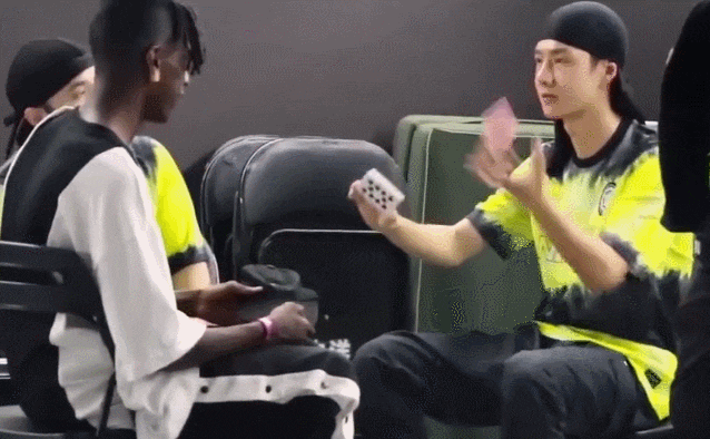  翻车|王一博秀魔术连续翻车，但布布过于捧场，黑人问号脸绝了