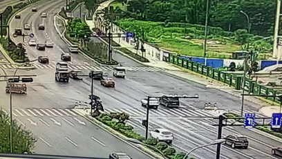  漏油|车辆侧翻，冒烟漏油，司机被压！又见飞奔而来的兵哥哥