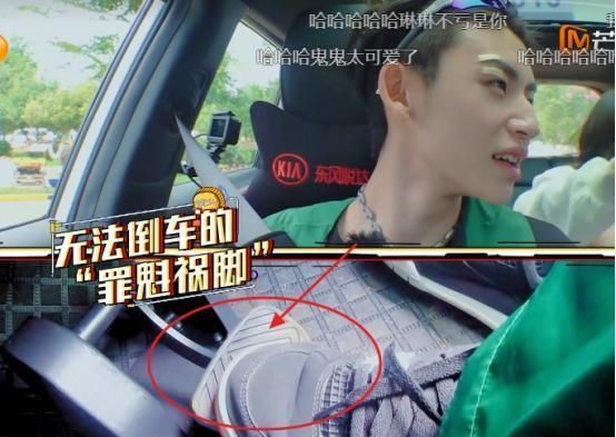 副驾驶的位|小鬼为保护心爱的音响,坐副驾“干扰”武艺,网友:能不能成熟点