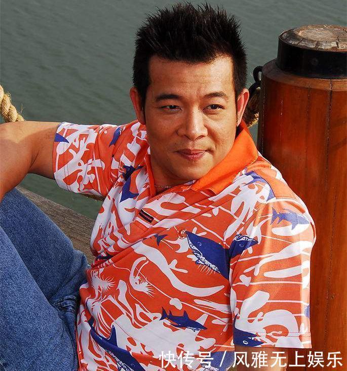 车门|59岁老戏骨坐百万豪车出意外车门和车尾被撞烂，事后还淡定自拍