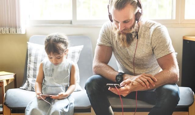  手机|孩子爱玩手机，真正的根源并非手机，而是孩子内心“爱”的匮乏