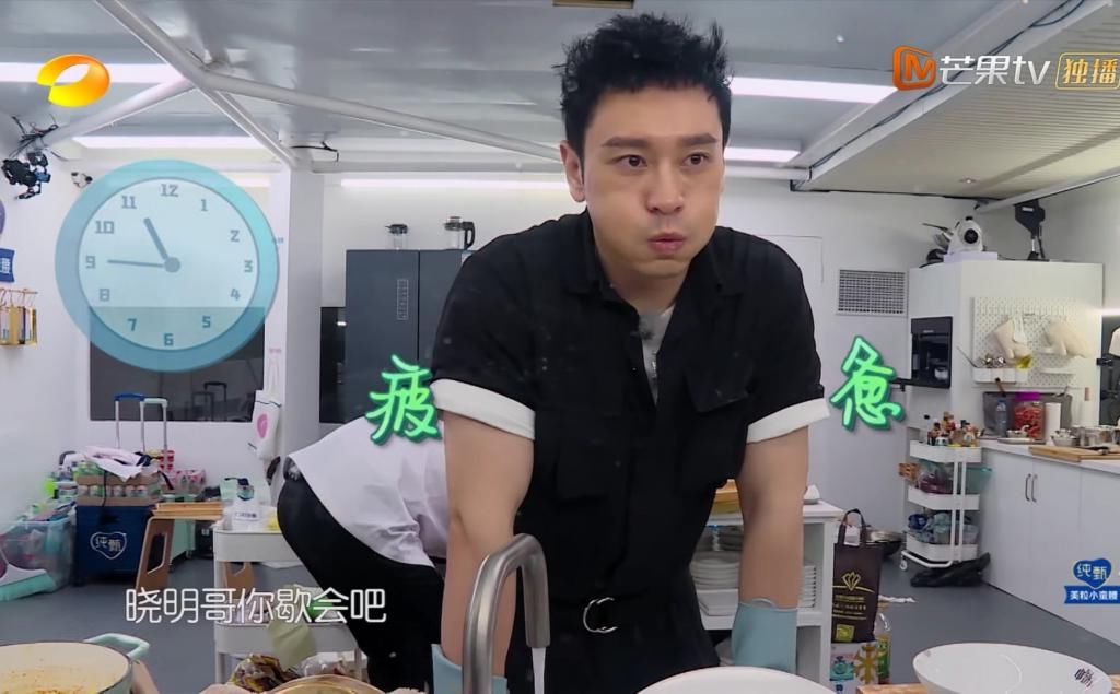  干活|中餐厅赵丽颖不干活？其他人洗完碗深夜一起回去休息，唯独她不在