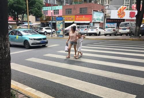 文明|中量大量新学子探“礼让行人”，宣文明精神