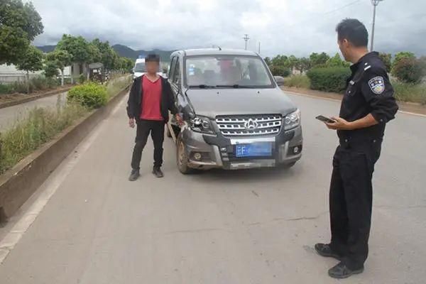 信息|一边开,一边发信息,然后就撞车了...再然后就逃了...还不是被抓了