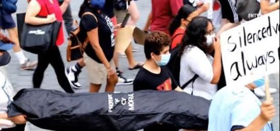  纽约|大量棺材惊险纽约街头，抬棺民众情绪激动，现场还摆有大量裹尸袋