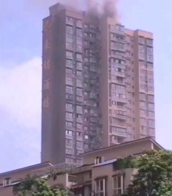 受灾住户|高层公寓电梯着火 低层卓锦酒楼帮忙