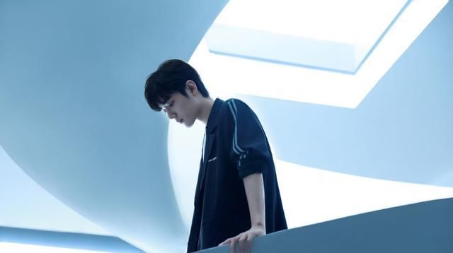  不愧为|肖战更博发自拍，配图配字都十分有意思，不愧为“有趣的灵魂”