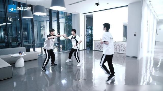  三人行|三人行必有蔡徐坤《奔跑吧》这期撕名牌最大看点来了