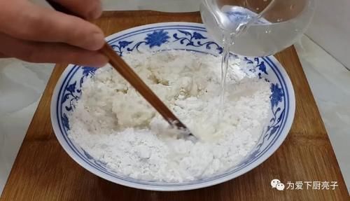 保鲜膜|面粉又出神奇做法,不发面不烫面,外焦里软又空心,吃过念念不忘