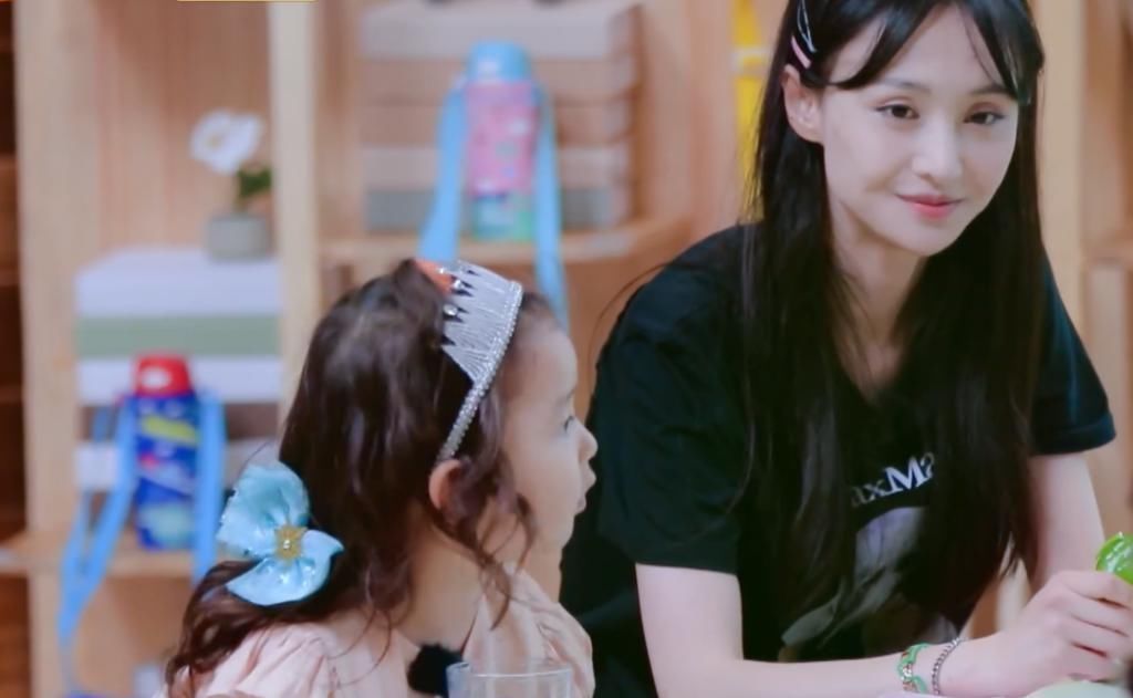 小女孩|小女孩伸手撕郑爽痘痘贴,谁注意她的下意识反应真实性格装不出来