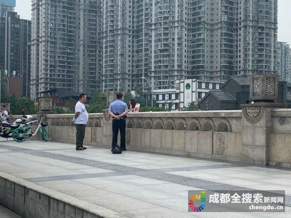 轻生|一女子九眼桥欲轻生 警方正在劝说