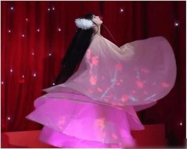  晒出|小彩旗被彻底放弃？杨丽萍为外甥女小白兔庆生，这是新的接班人？